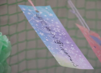 七夕短冊飾りつけ